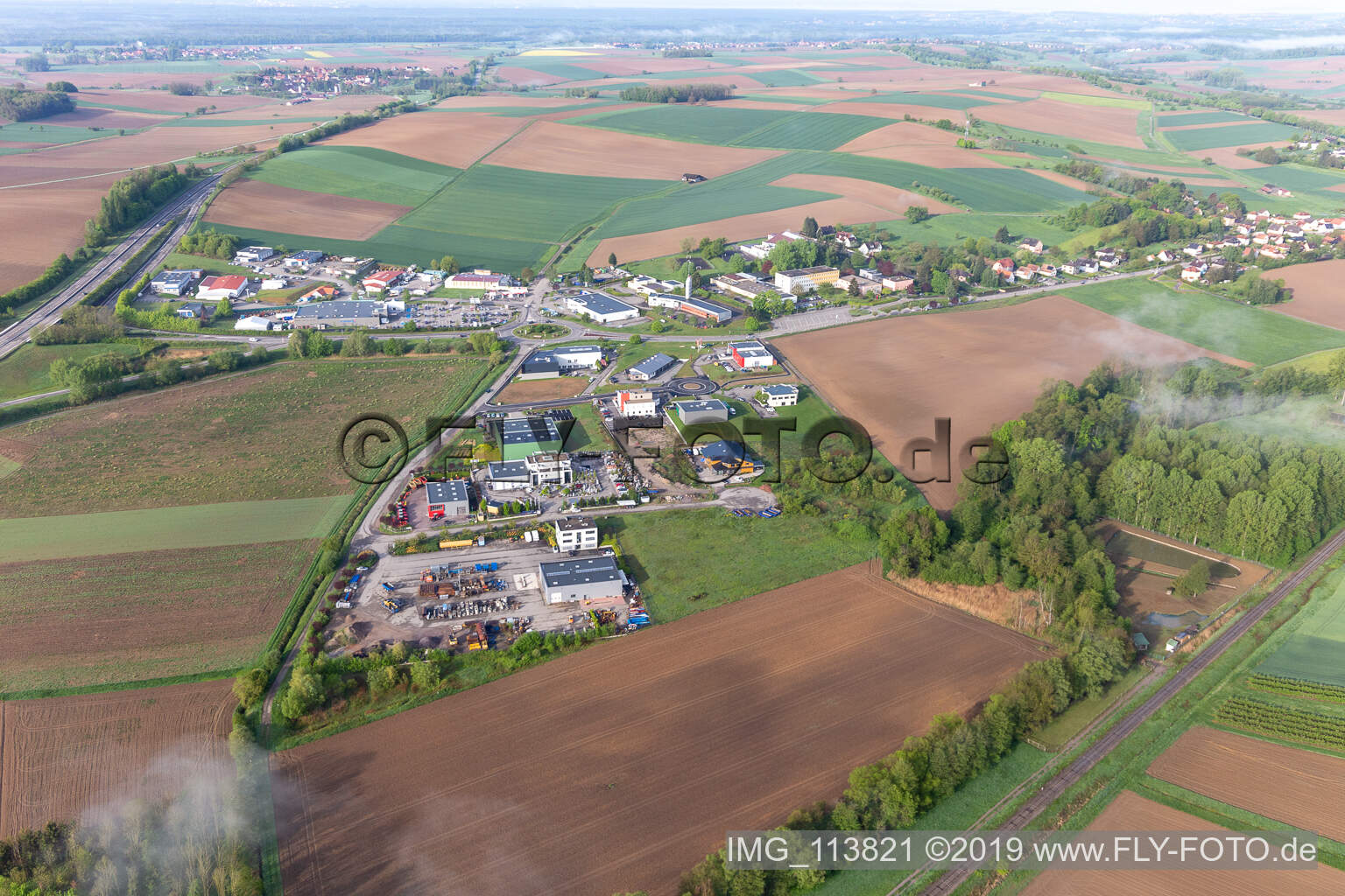 Soultz-sous-Forêts im Bundesland Bas-Rhin, Frankreich aus der Drohnenperspektive