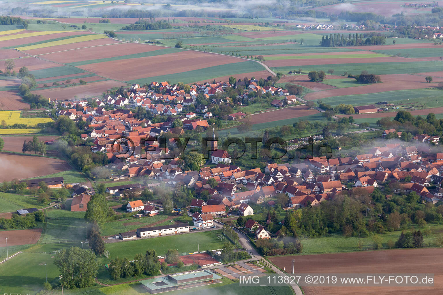 Drohnenbild von Hunspach im Bundesland Bas-Rhin, Frankreich