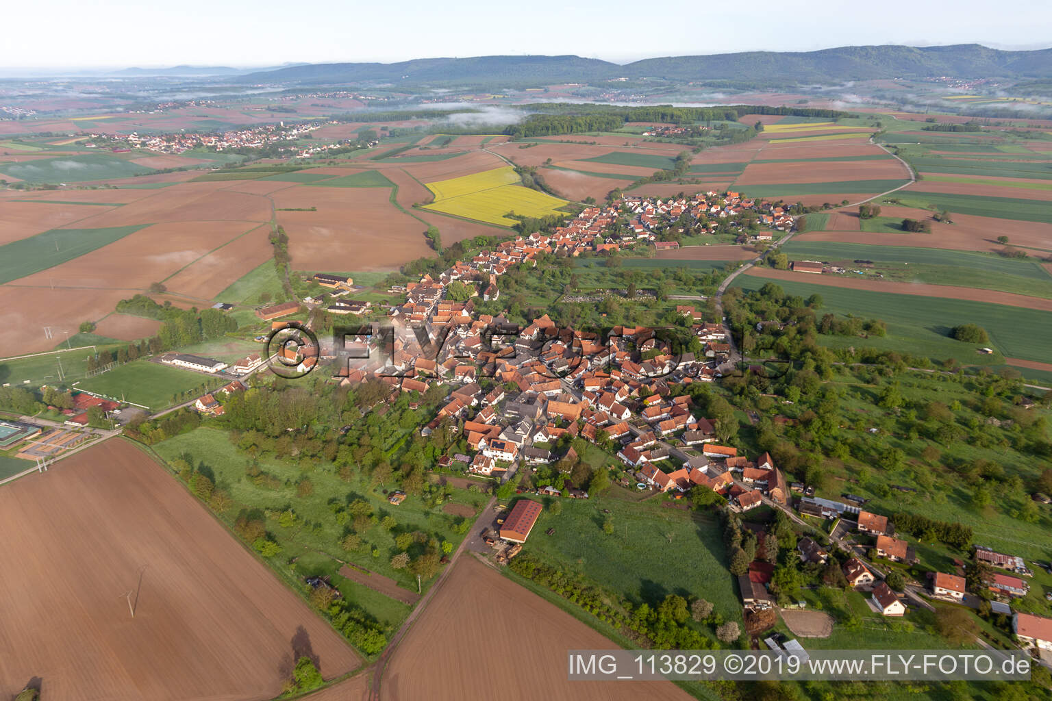 Hunspach im Bundesland Bas-Rhin, Frankreich von einer Drohne aus