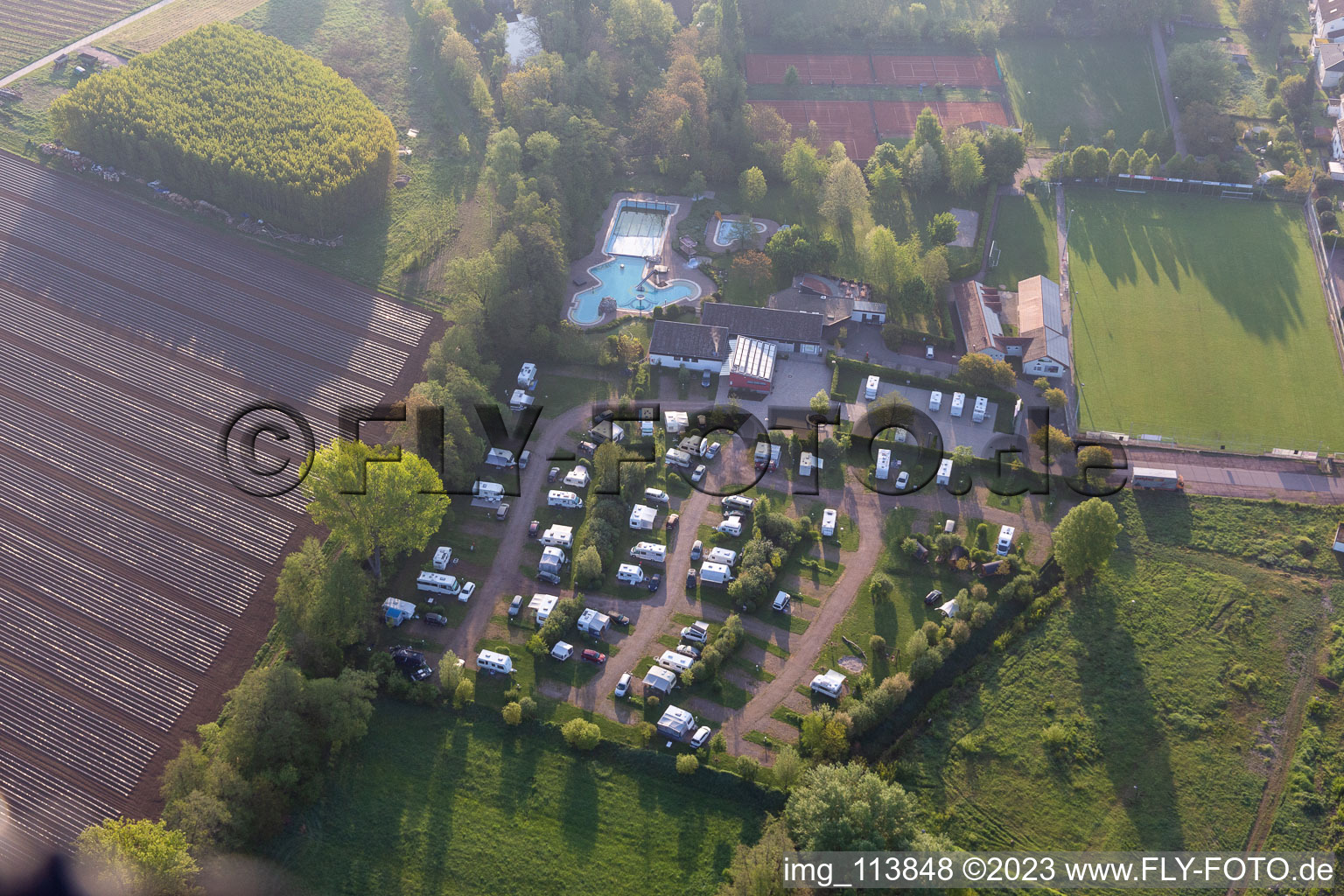 Luftbild von Camping am Freibad Ingenheim in Billigheim-Ingenheim im Bundesland Rheinland-Pfalz, Deutschland