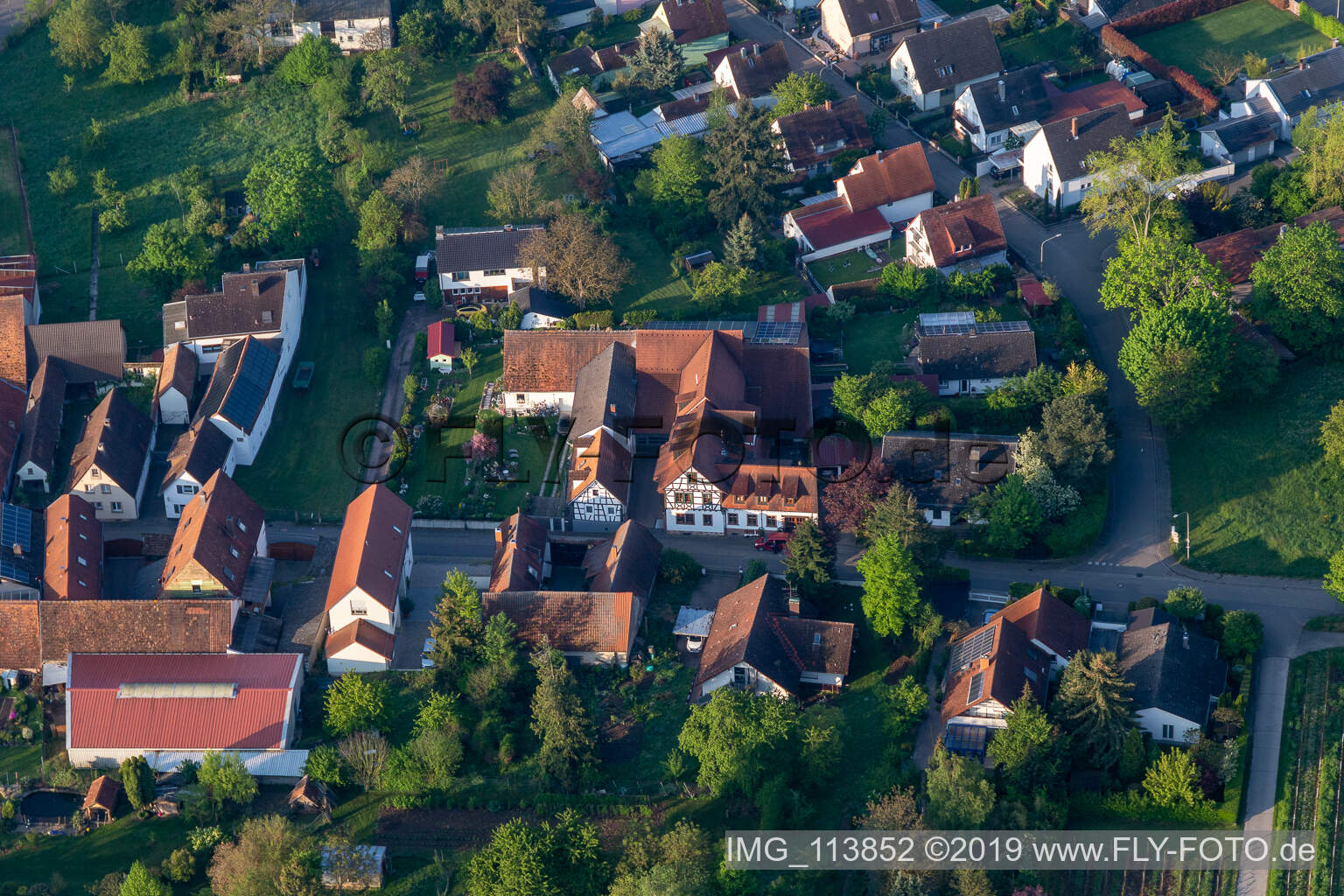 Luftbild von Weingut und Weinstube Vogler im Ortsteil Heuchelheim in Heuchelheim-Klingen im Bundesland Rheinland-Pfalz, Deutschland