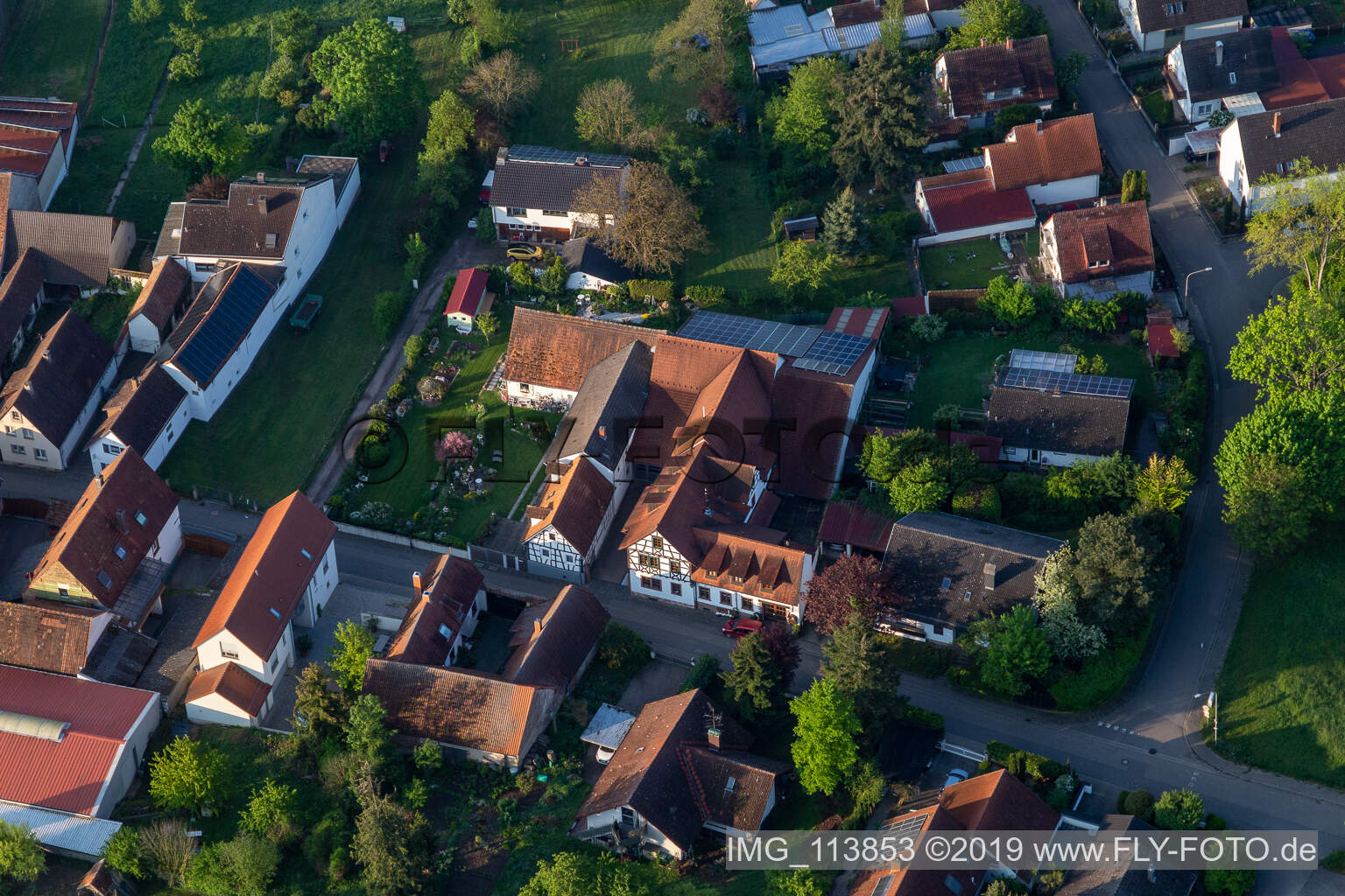 Luftaufnahme von Weingut und Weinstube Vogler im Ortsteil Heuchelheim in Heuchelheim-Klingen im Bundesland Rheinland-Pfalz, Deutschland