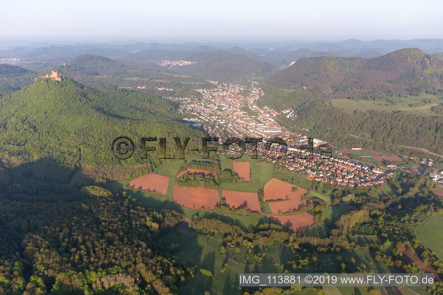 Annweiler am Trifels im Bundesland Rheinland-Pfalz, Deutschland vom Flugzeug aus