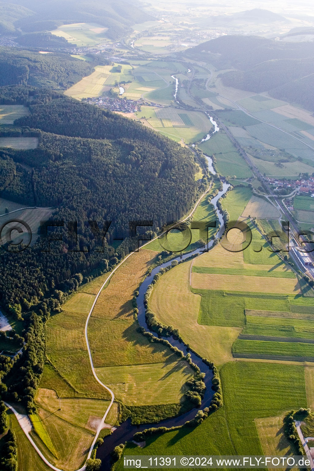 Kurvenförmige Schleife der Uferbereiche am der Donau Flußverlauf in Immendingen im Bundesland Baden-Württemberg, Deutschland