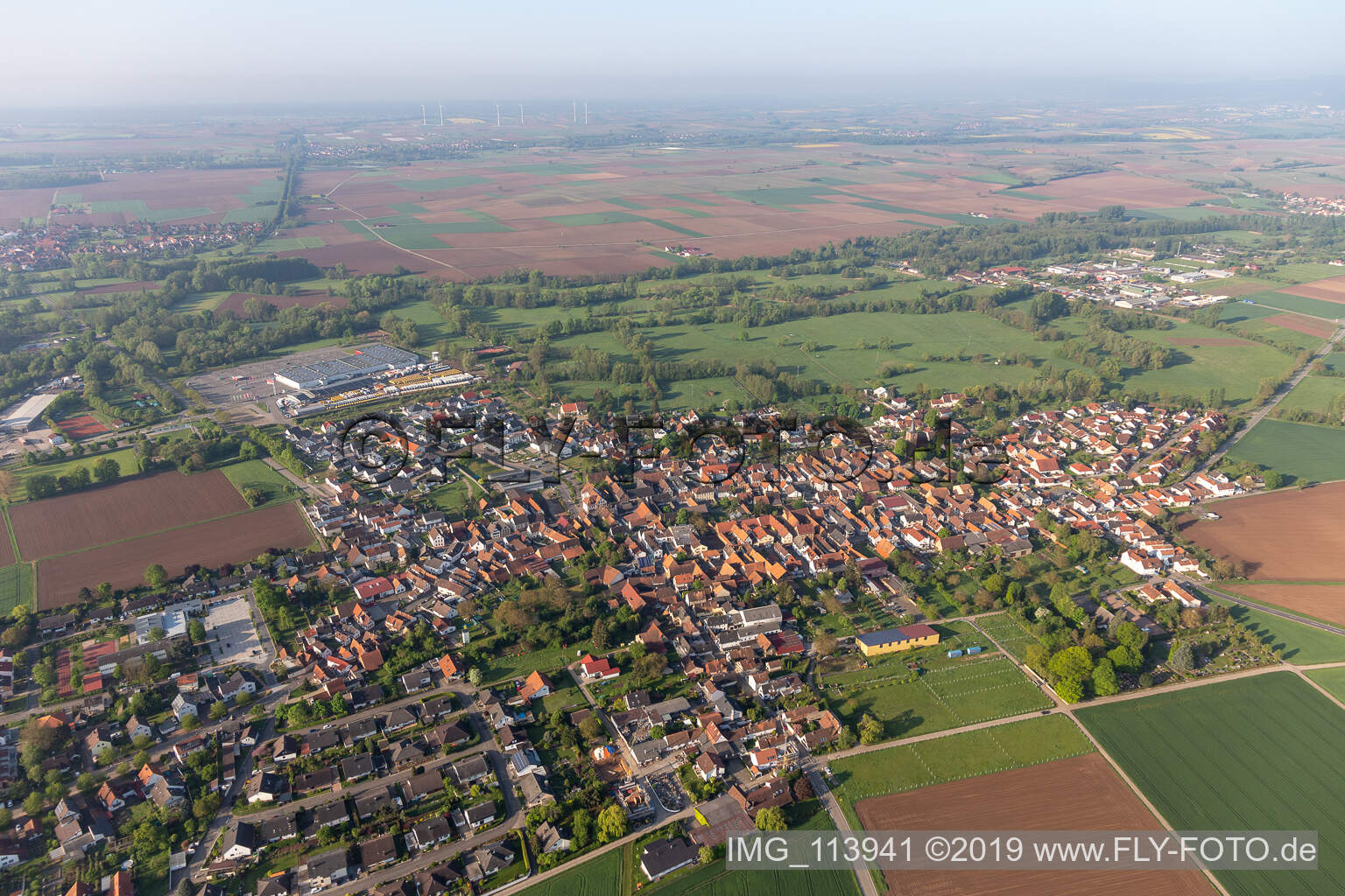 Rohrbach im Bundesland Rheinland-Pfalz, Deutschland aus der Drohnenperspektive