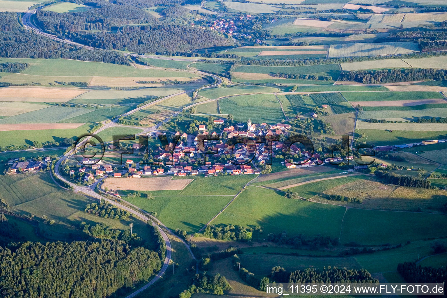 Dorf - Ansicht am Rande von landwirtschaftlichen Feldern und Nutzflächen im Ortsteil Mauenheim in Immendingen im Bundesland Baden-Württemberg, Deutschland