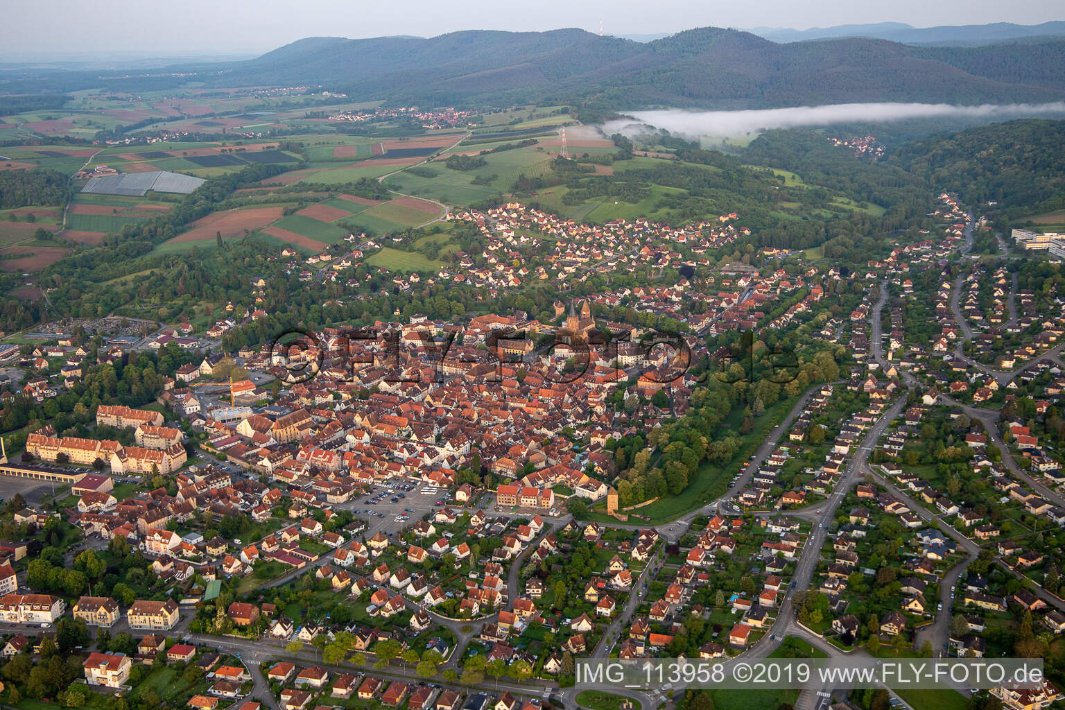 Wissembourg im Bundesland Bas-Rhin, Frankreich von der Drohne aus gesehen