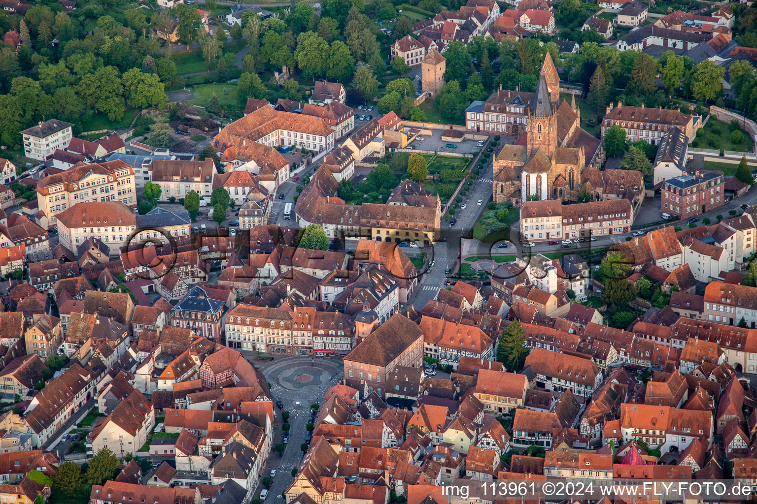 Luftbild von Kreis-runder Platz vor dem Tourist Office in Wissembourg in Grand Est im Bundesland Bas-Rhin, Frankreich