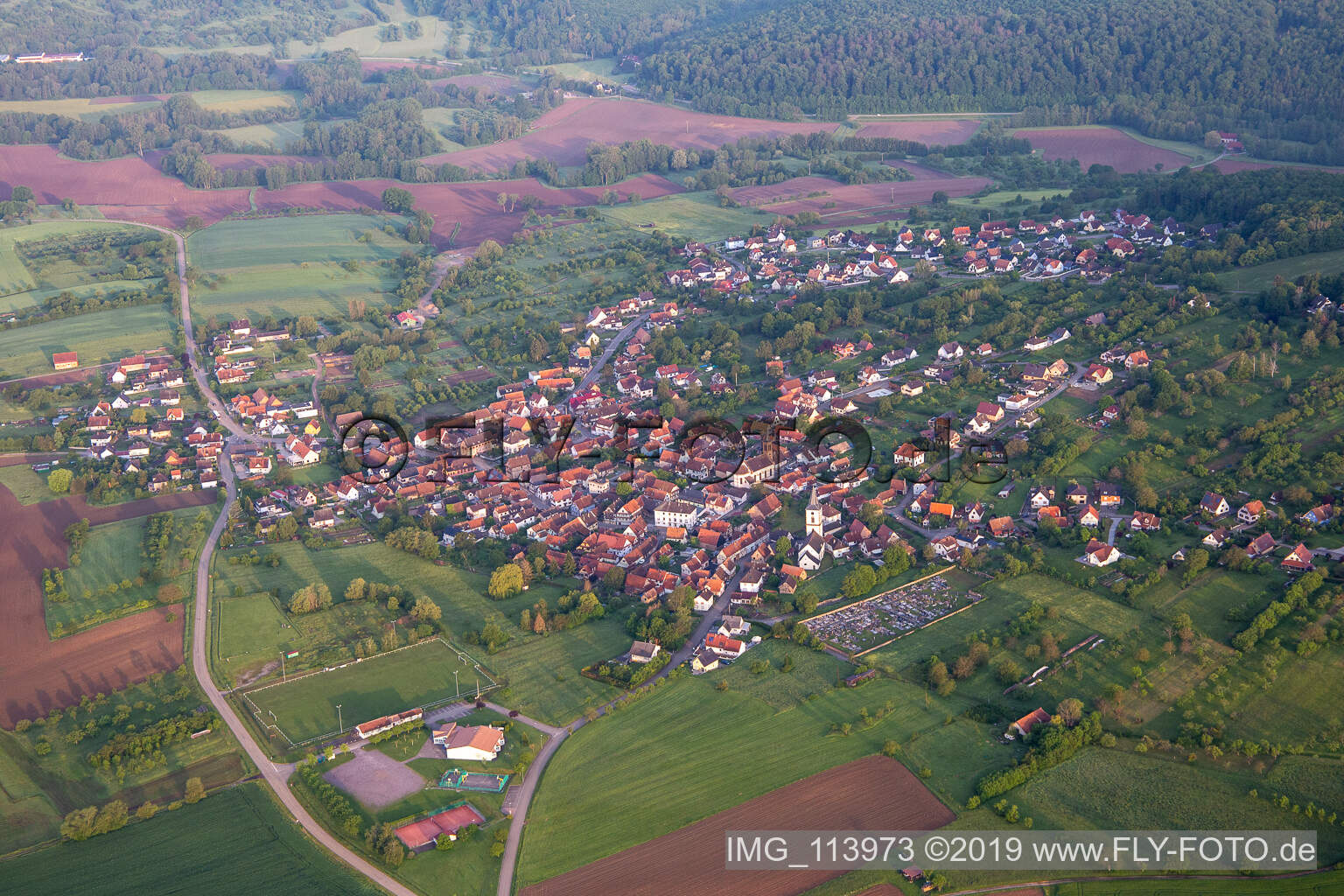 Gœrsdorf im Bundesland Bas-Rhin, Frankreich von oben gesehen