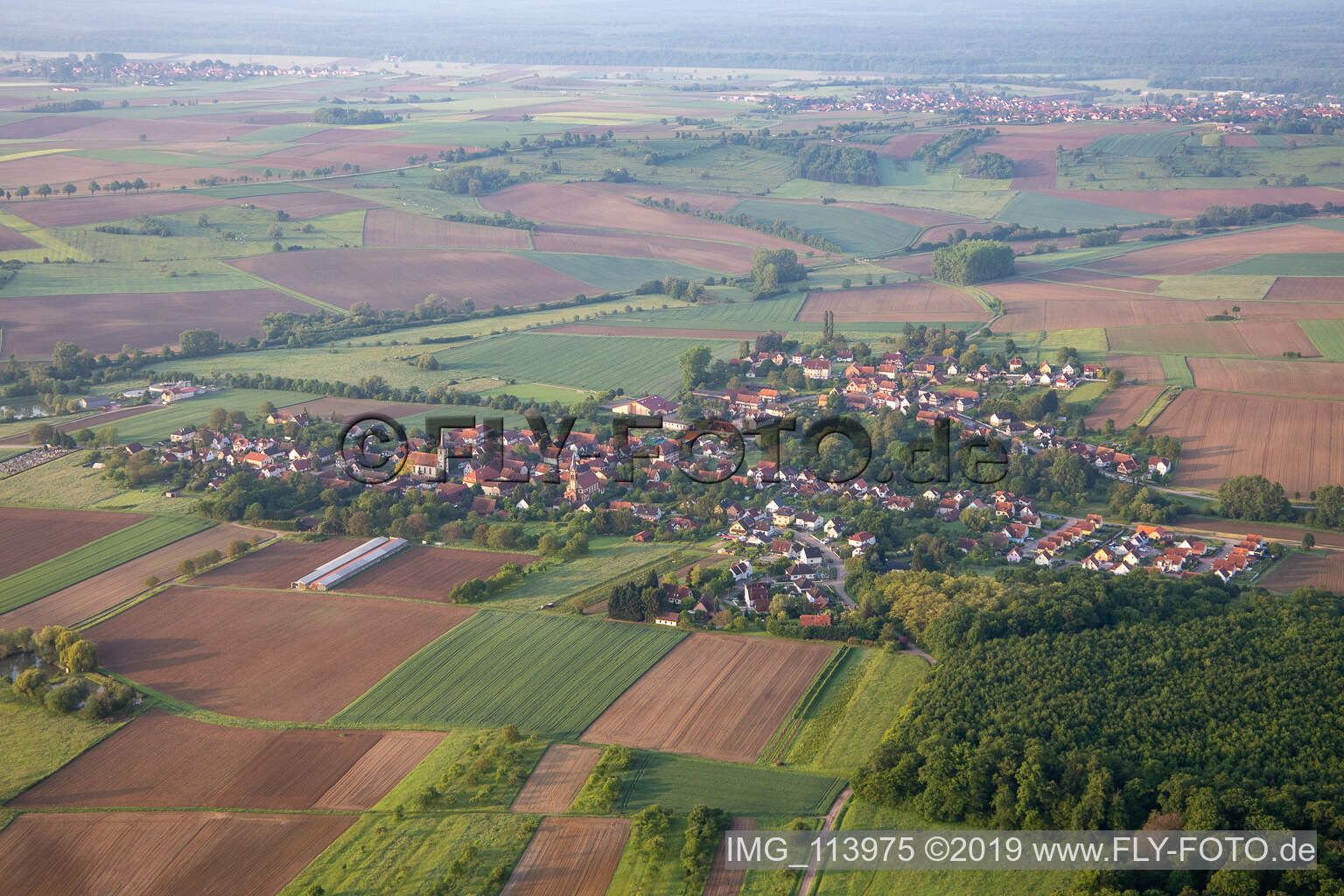 Kutzenhausen im Bundesland Bas-Rhin, Frankreich aus der Vogelperspektive