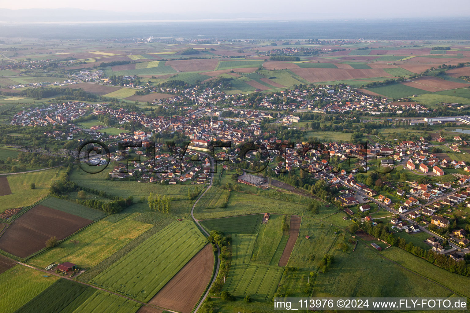 Soultz-sous-Forêts im Bundesland Bas-Rhin, Frankreich von einer Drohne aus