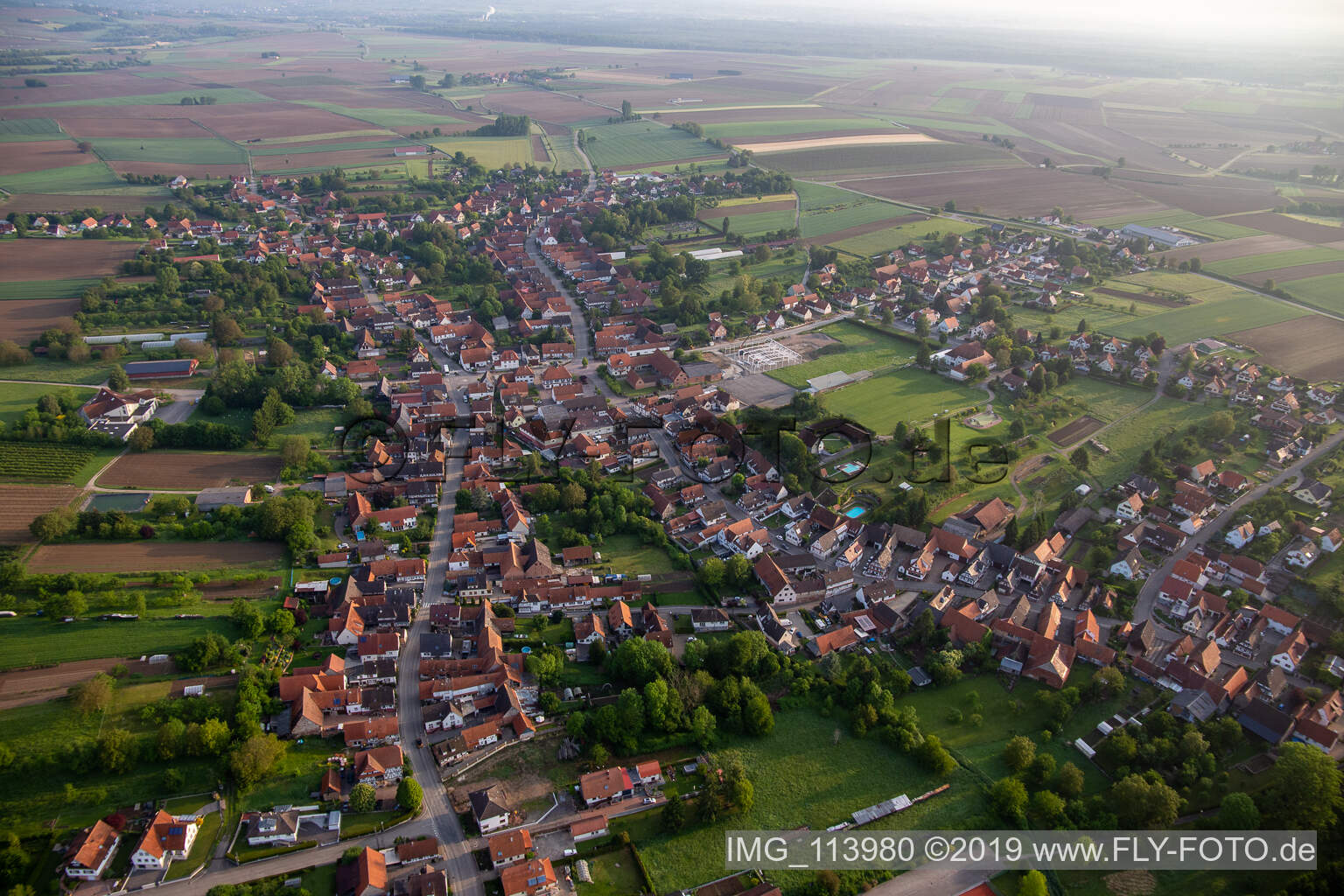 Seebach im Bundesland Bas-Rhin, Frankreich aus der Drohnenperspektive