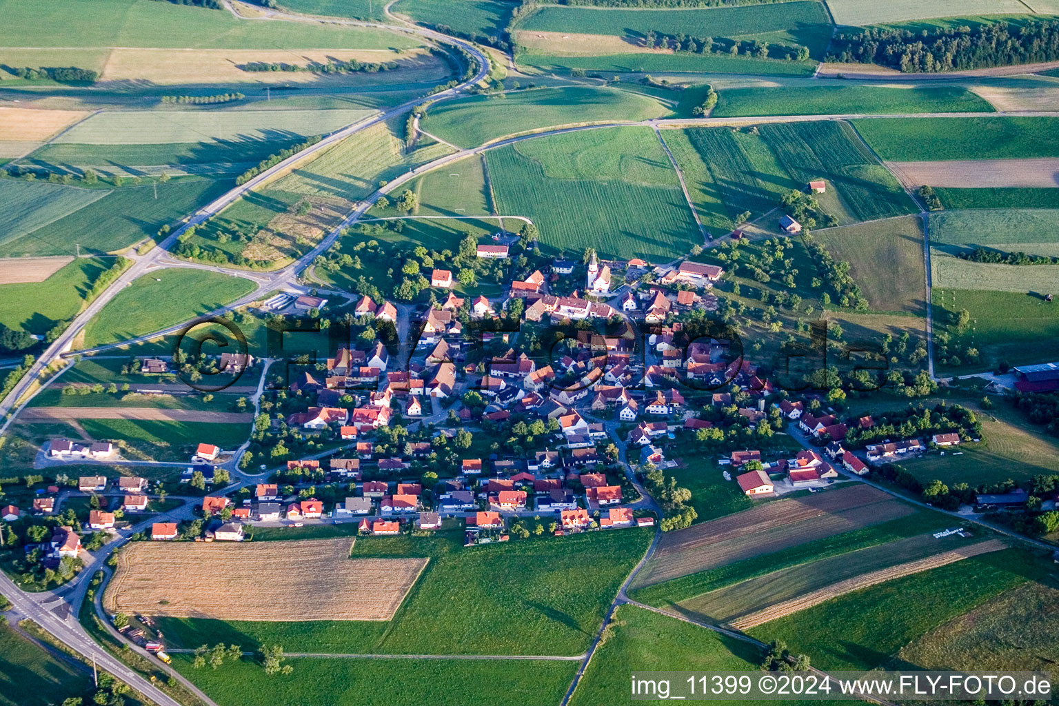 Luftbild von Dorf - Ansicht am Rande von landwirtschaftlichen Feldern und Nutzflächen im Ortsteil Mauenheim in Immendingen im Bundesland Baden-Württemberg, Deutschland