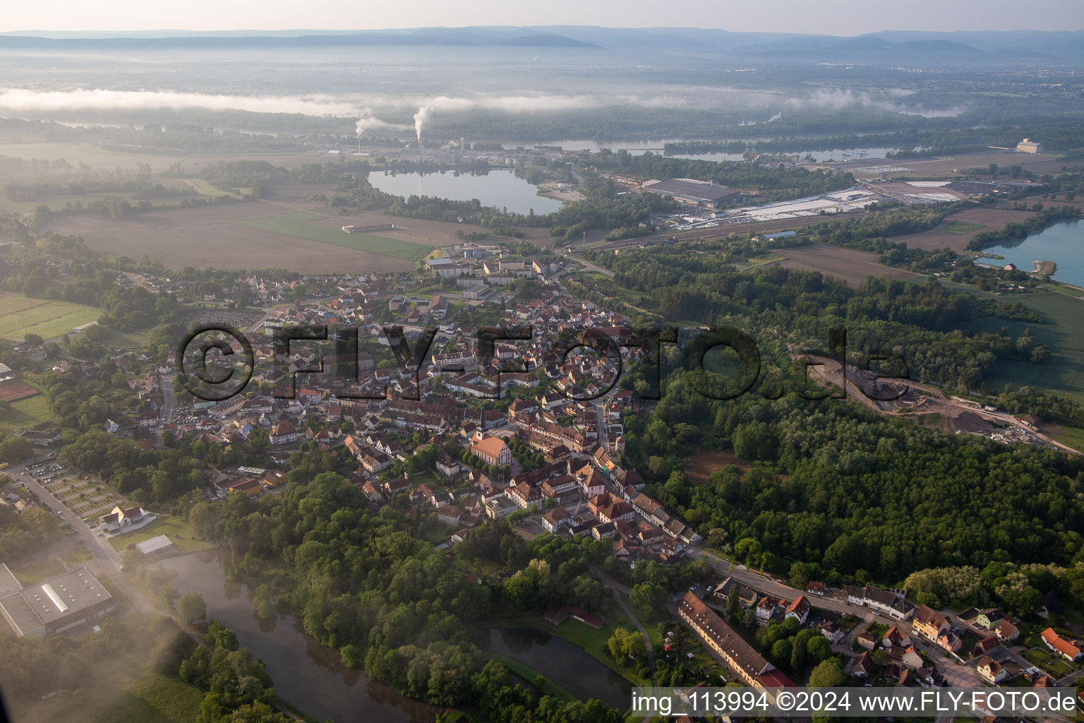 Lauterbourg im Bundesland Bas-Rhin, Frankreich aus der Drohnenperspektive