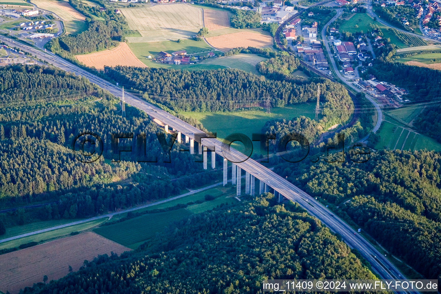 Streckenführung und Fahrspuren im Verlauf der Autobahn- Brücke der BAB A81 über Hölzlebach in Engen im Bundesland Baden-Württemberg, Deutschland
