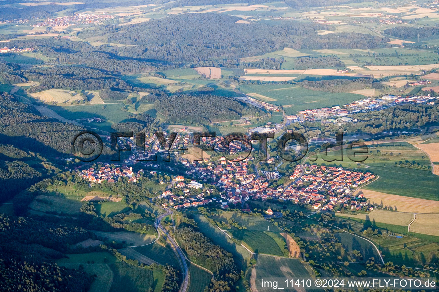 Ortsansicht der Straßen und Häuser der Wohngebiete in Bittelbrunn im Bundesland Baden-Württemberg, Deutschland