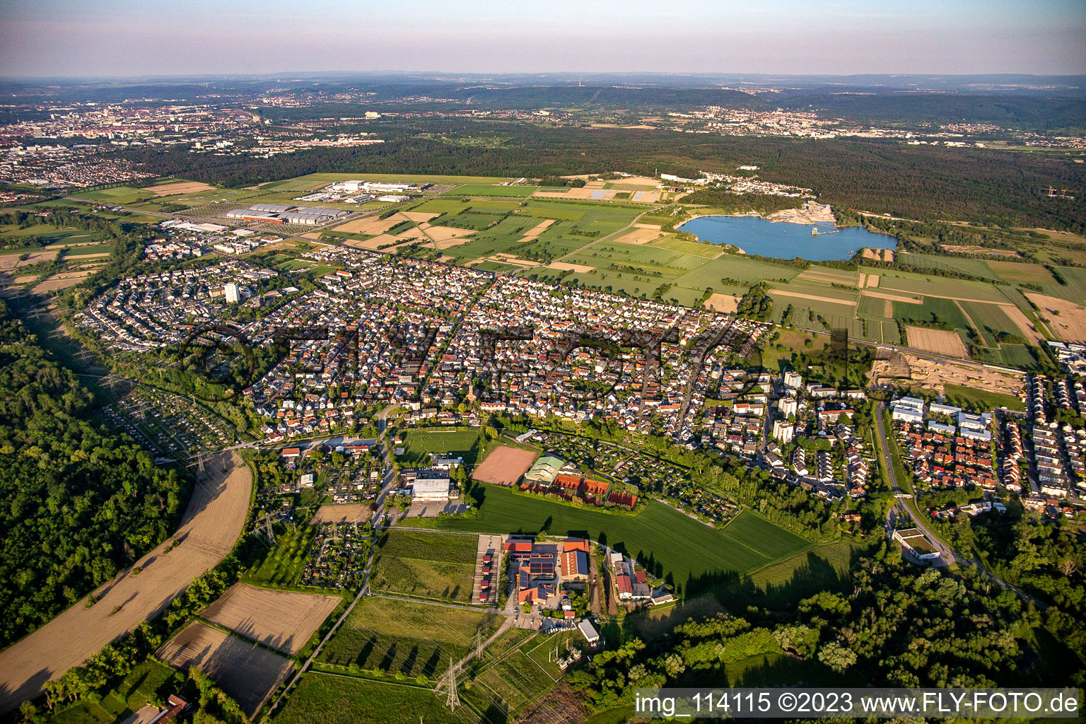 Luftbild von Von Westen im Ortsteil Forchheim in Rheinstetten im Bundesland Baden-Württemberg, Deutschland