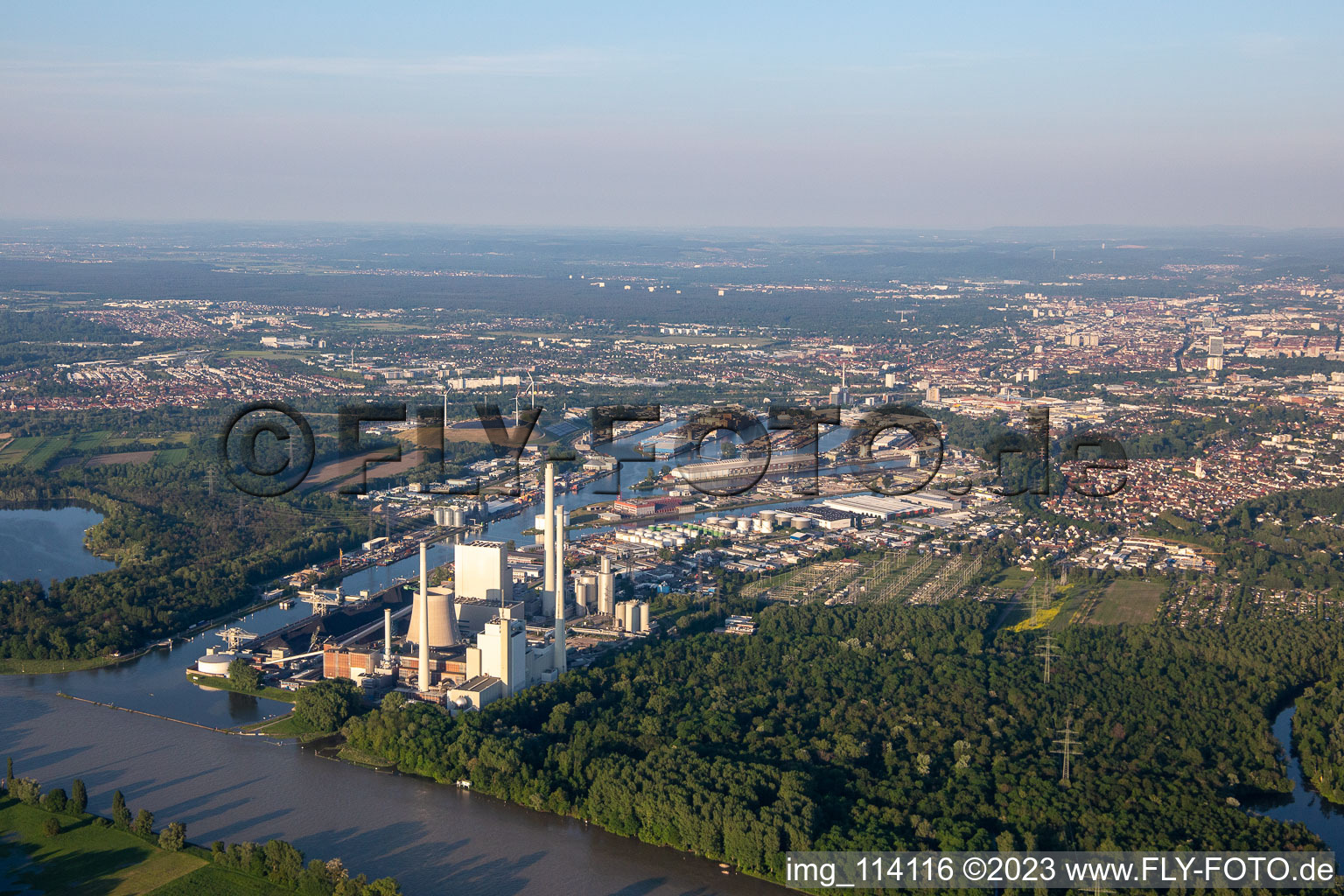 Luftbild von Ortsteil Rheinhafen in Karlsruhe im Bundesland Baden-Württemberg, Deutschland