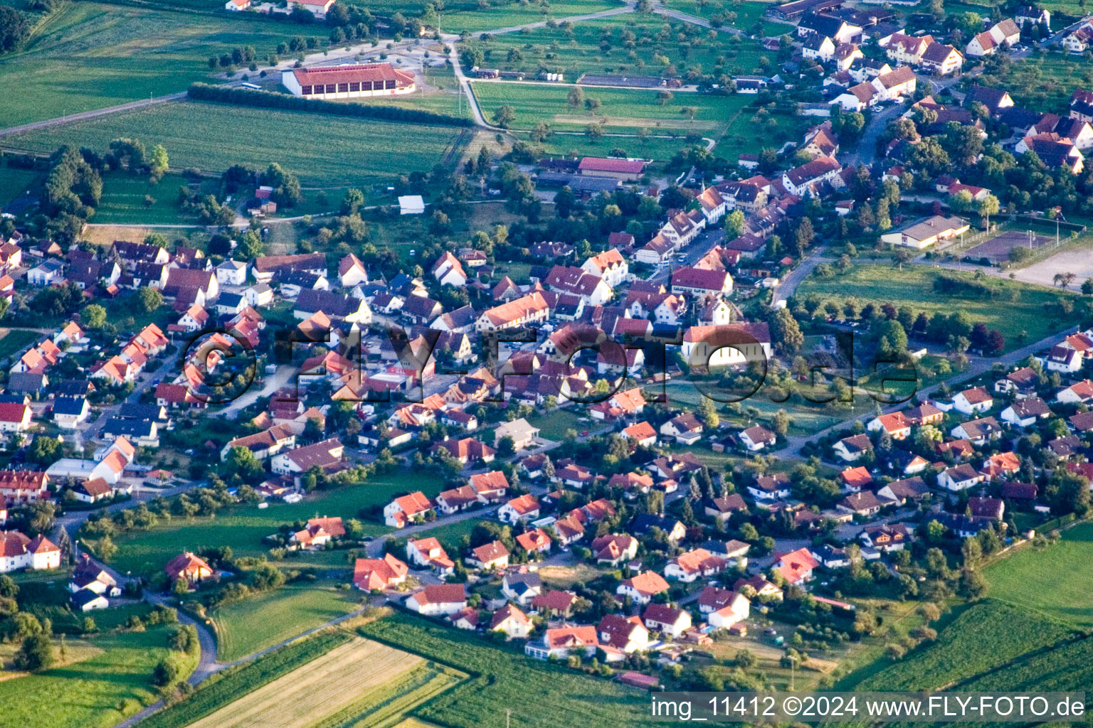 Luftbild von Ortsansicht der Straßen und Häuser der Wohngebiete in Bittelbrunn im Bundesland Baden-Württemberg, Deutschland
