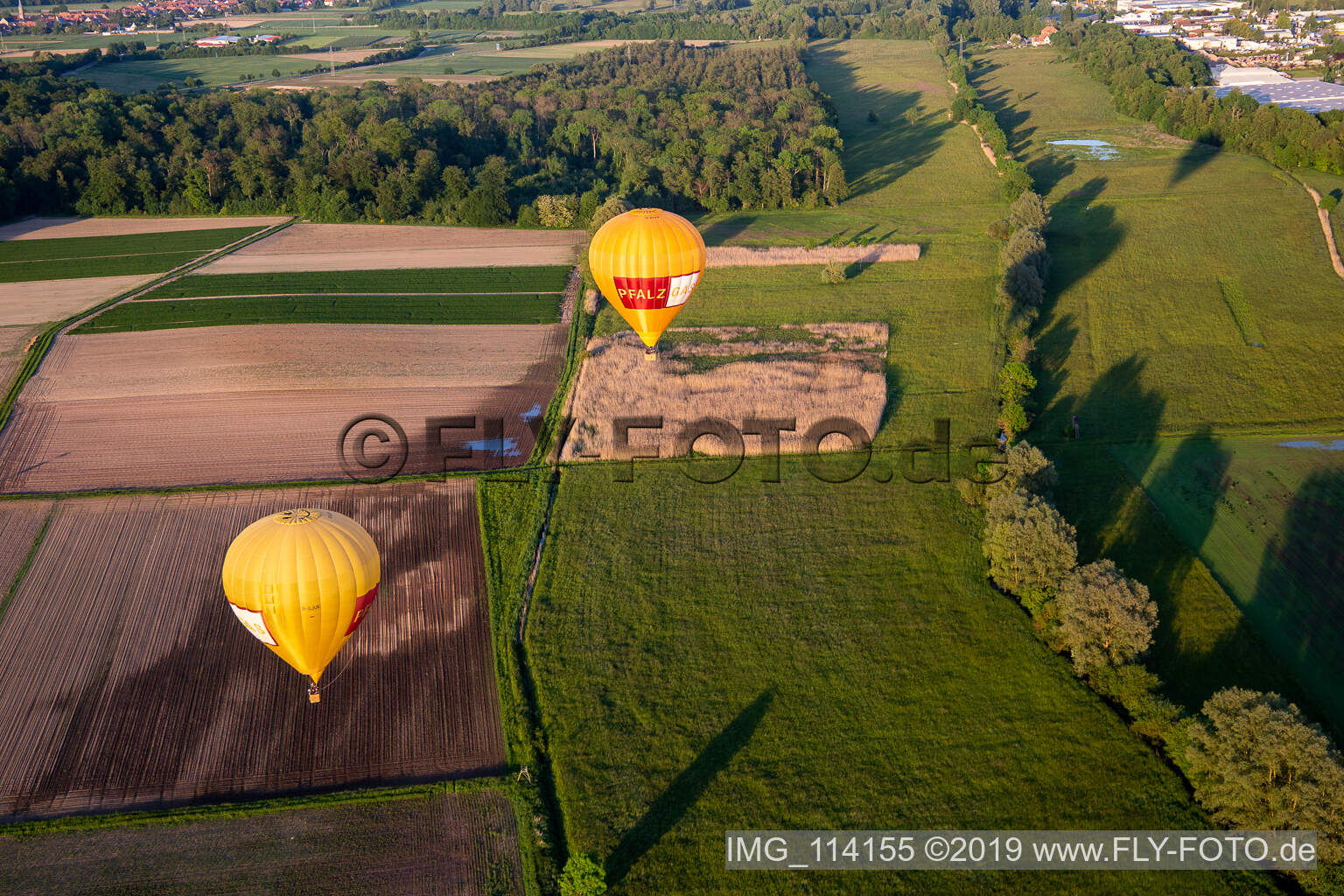 Luftbild von Pfalzgas Zwillingsballone in Steinweiler im Bundesland Rheinland-Pfalz, Deutschland