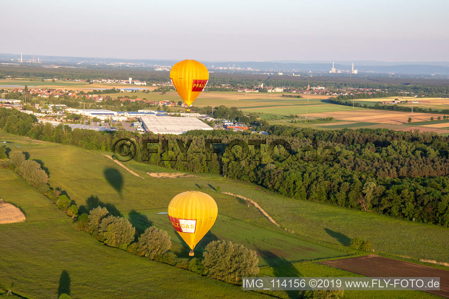 Luftaufnahme von Pfalzgas Zwillingsballone in Steinweiler im Bundesland Rheinland-Pfalz, Deutschland