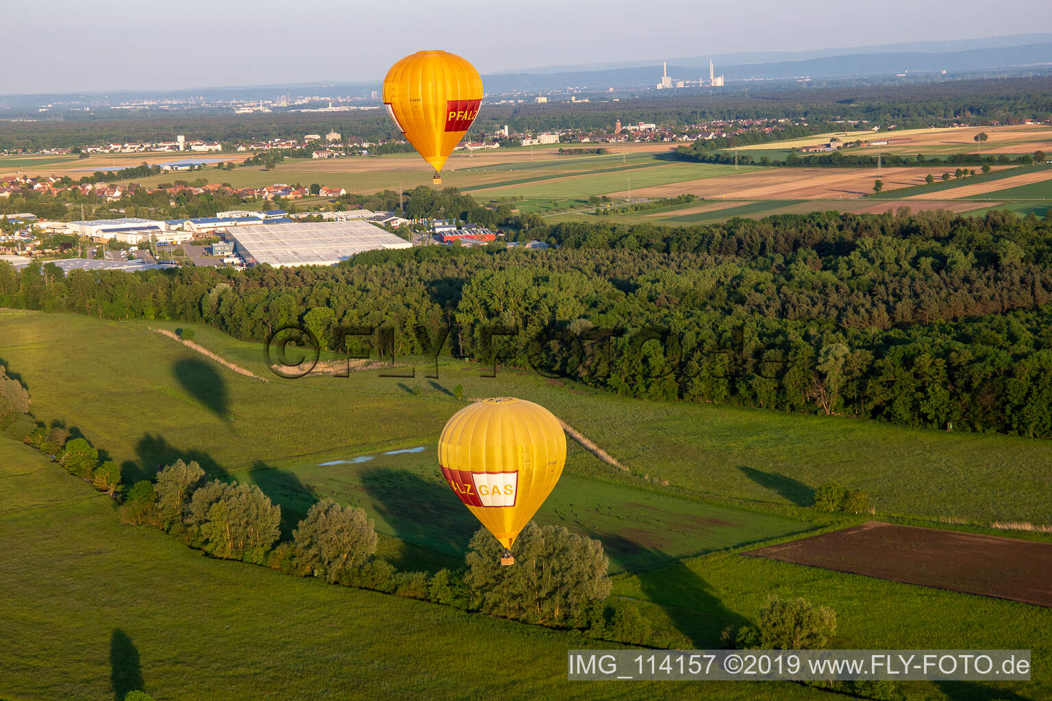 Schrägluftbild von Pfalzgas Zwillingsballone in Steinweiler im Bundesland Rheinland-Pfalz, Deutschland