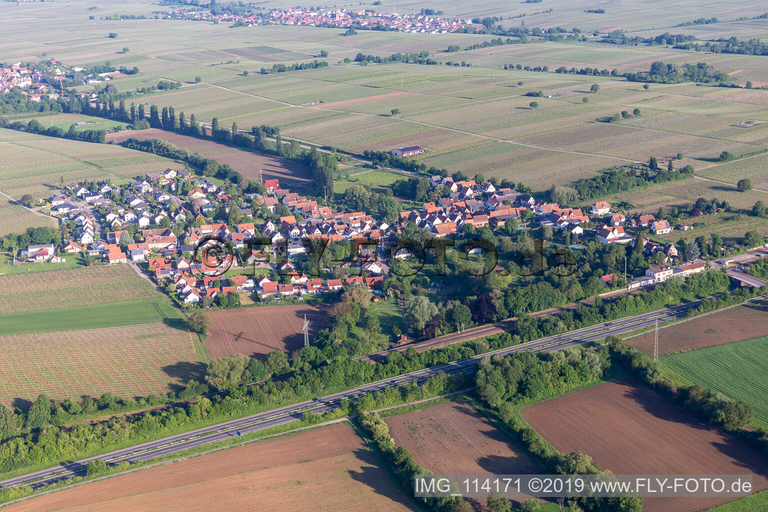 Drohnenaufname von Knöringen im Bundesland Rheinland-Pfalz, Deutschland