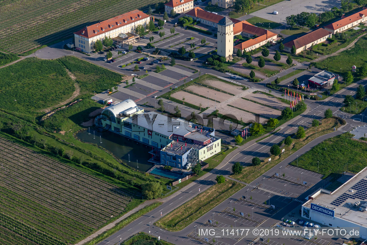 Le Quartier Hornbach in Neustadt an der Weinstraße im Bundesland Rheinland-Pfalz, Deutschland vom Flugzeug aus