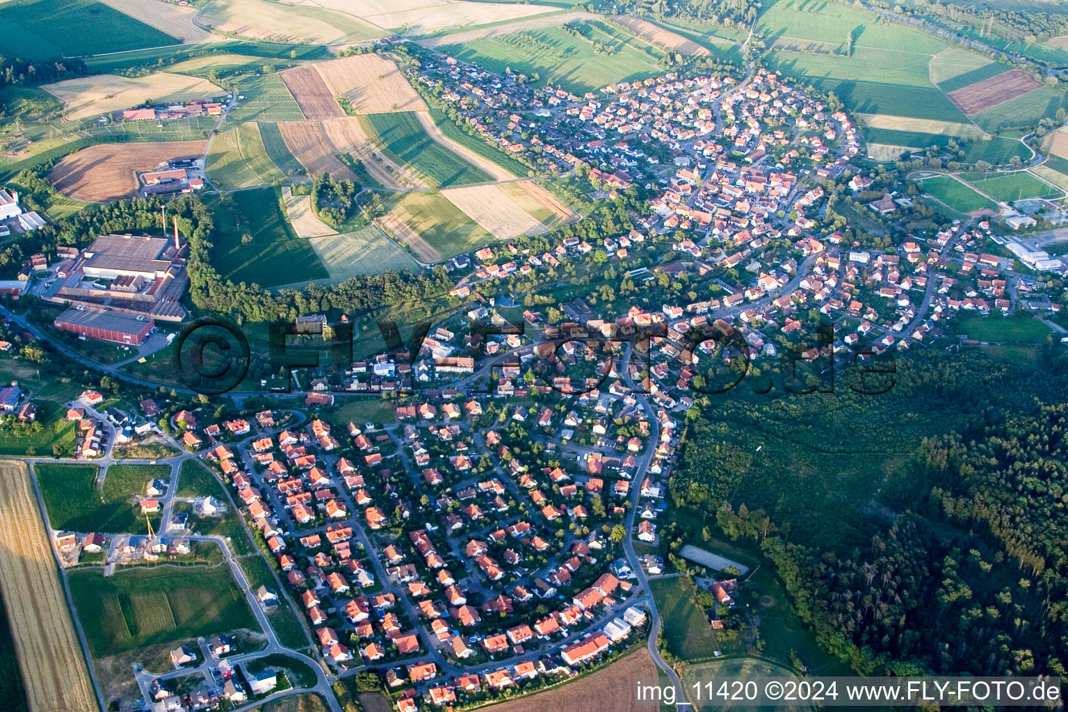 Ortsansicht der Straßen und Häuser der Wohngebiete in Volkertshausen im Bundesland Baden-Württemberg, Deutschland