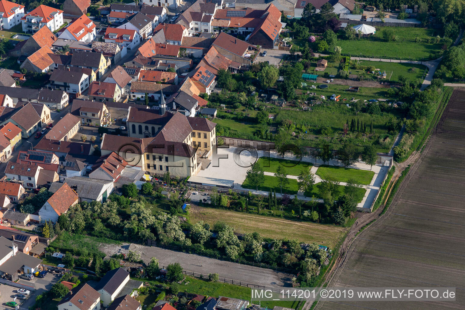 Luftbild von Schlossgarten Hallbergsches Schloß in Fußgönheim im Bundesland Rheinland-Pfalz, Deutschland