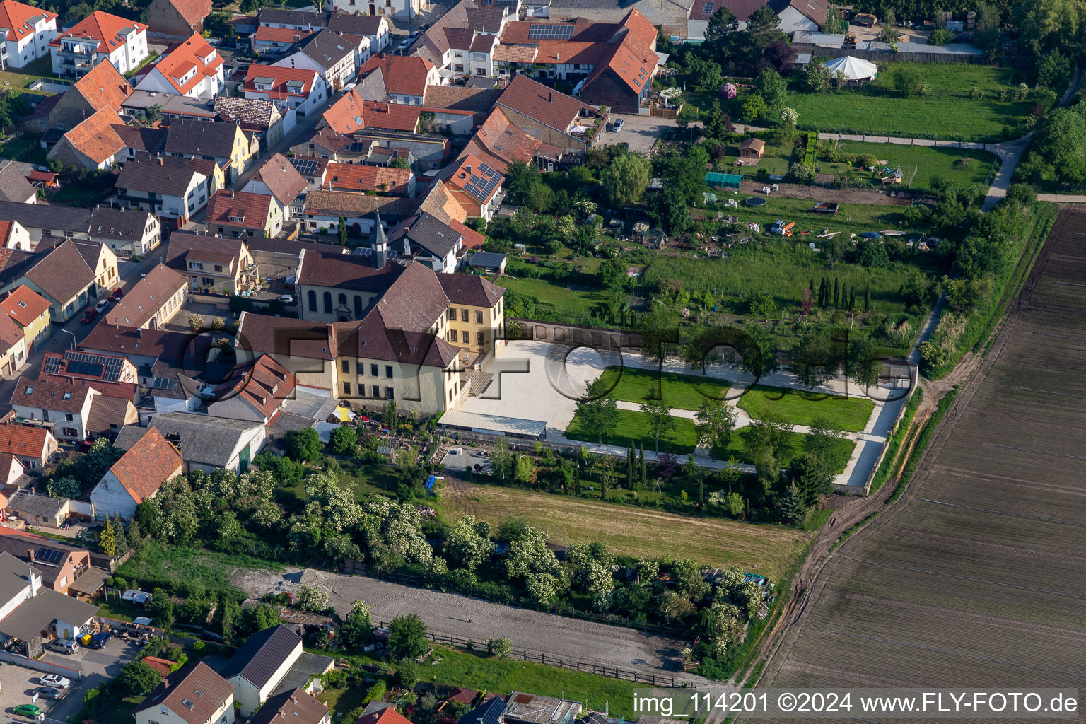 Luftbild von Schlossgarten Hallbergsches Schloß in Fußgönheim im Bundesland Rheinland-Pfalz, Deutschland