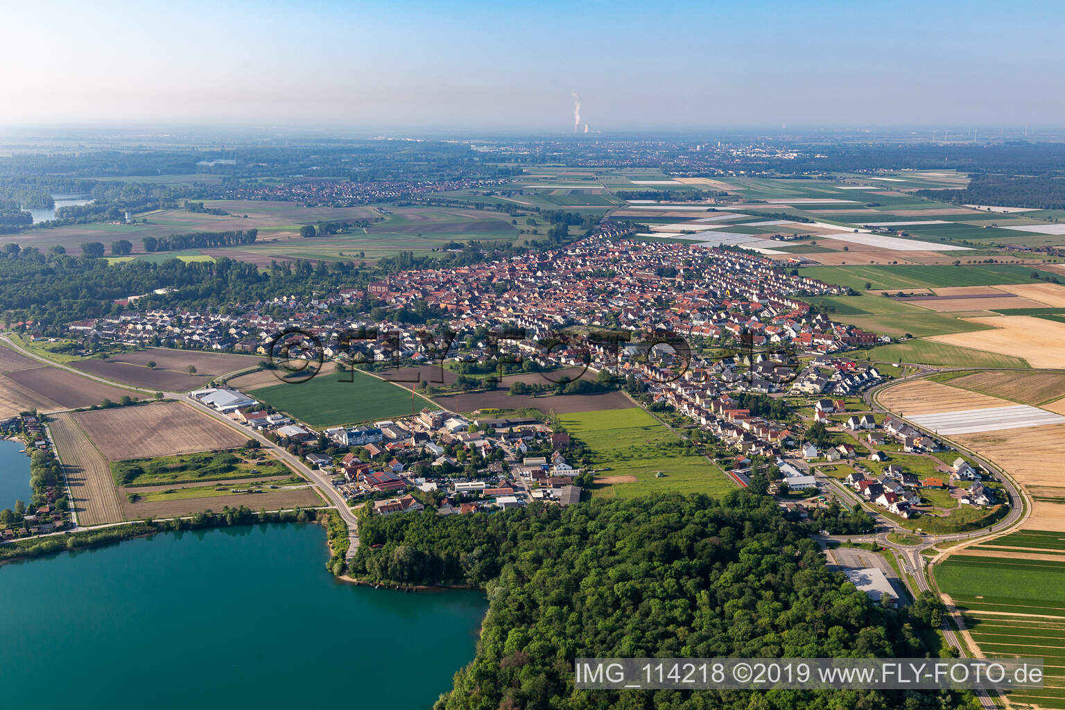 Waldsee im Bundesland Rheinland-Pfalz, Deutschland von der Drohne aus gesehen