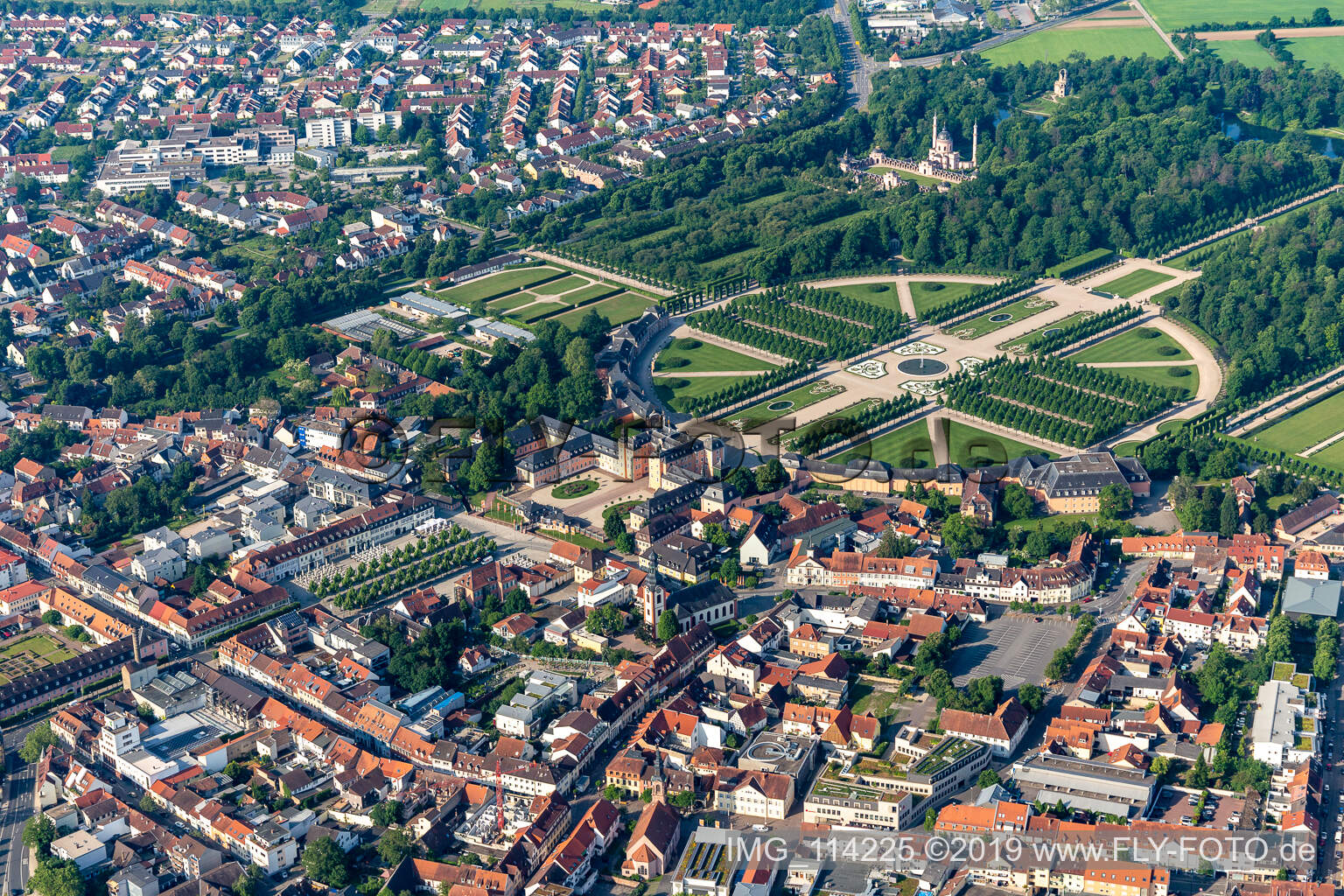 Luftbild von Rokoko Parkanlage des Garten und Schloss Schwetzingen in Schwetzingen im Bundesland Baden-Württemberg, Deutschland
