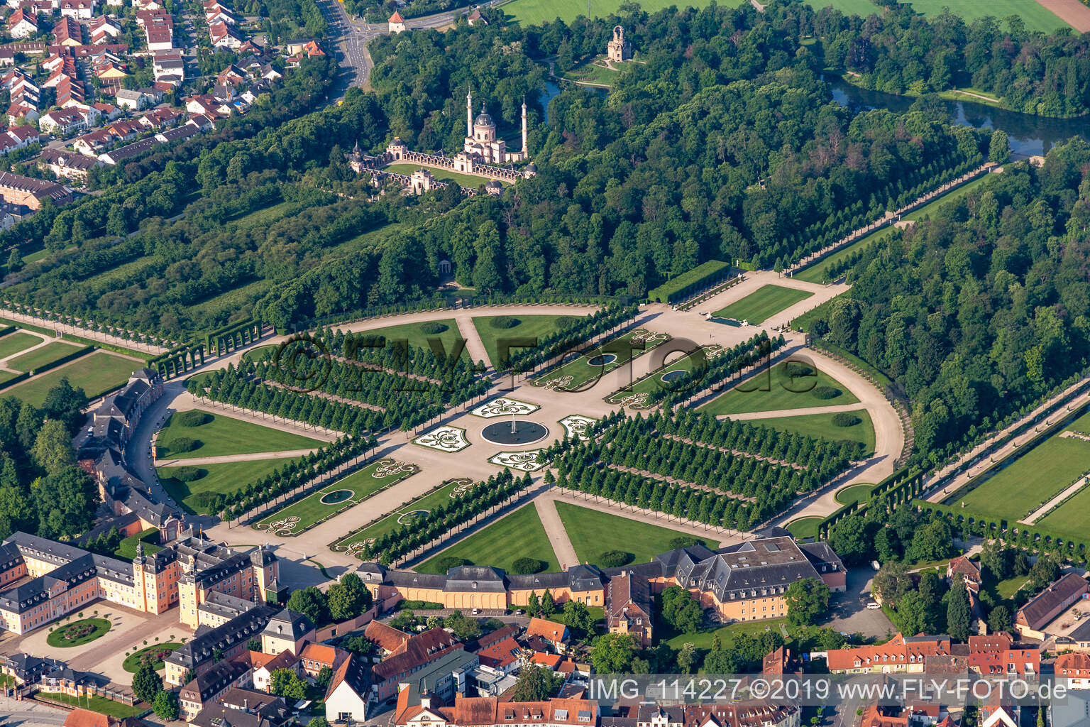 Blick auf das Schloss Schwetzingen und den französische Barockgarten in Schwetzingen. Das Schloss diente den pfälzischen Kurfürsten als Sommerresidenz und wurde in seiner heutigen Form ab dem Jahr 1697 errichtet im Bundesland Baden-Württemberg, Deutschland
