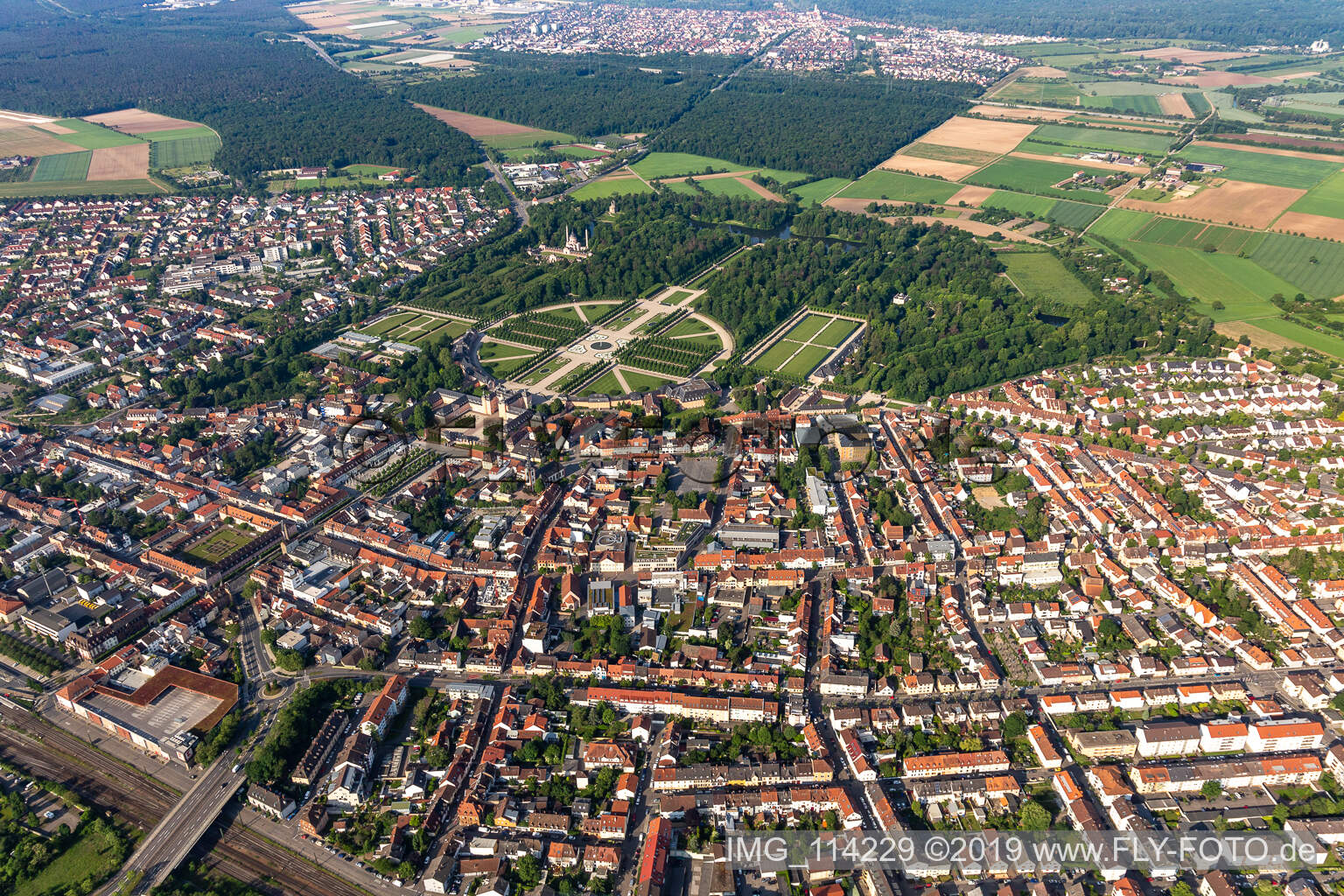 Luftaufnahme von Schloßgarten in Schwetzingen im Bundesland Baden-Württemberg, Deutschland