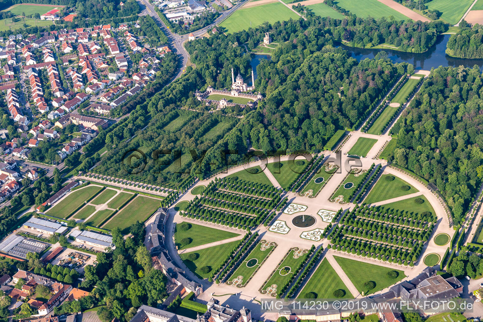 Luftaufnahme von Rokoko Parkanlage des Garten und Schloss Schwetzingen in Schwetzingen im Bundesland Baden-Württemberg, Deutschland