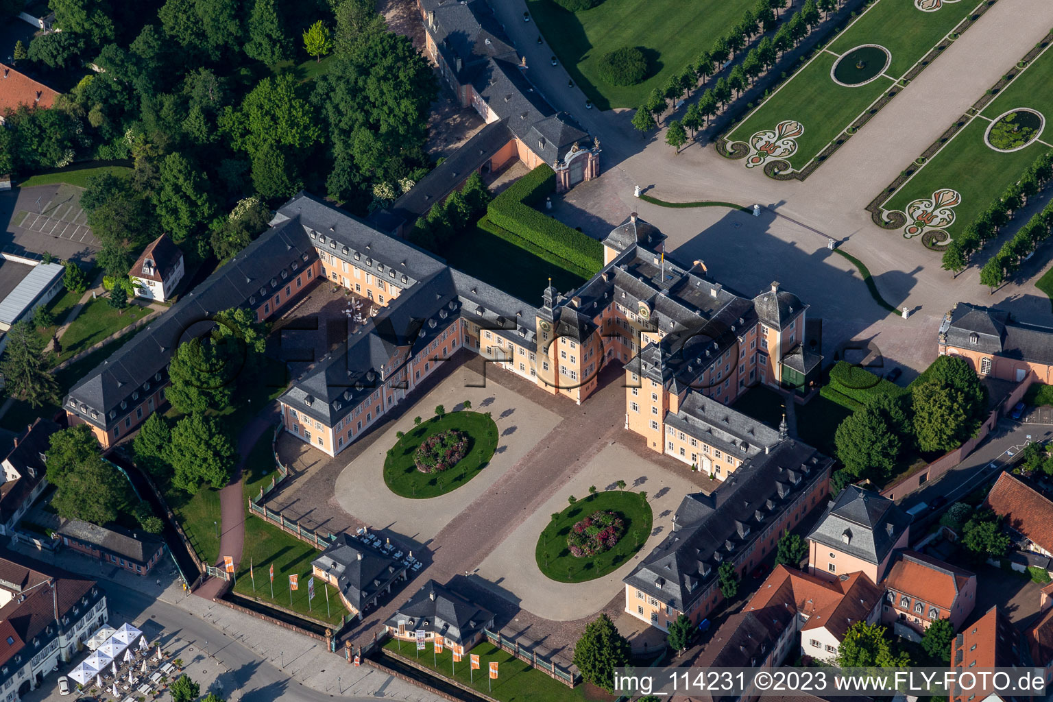 Luftbild von Blick auf das Schloss Schwetzingen und den französische Barockgarten in Schwetzingen. Das Schloss diente den pfälzischen Kurfürsten als Sommerresidenz und wurde in seiner heutigen Form ab dem Jahr 1697 errichtet im Bundesland Baden-Württemberg, Deutschland