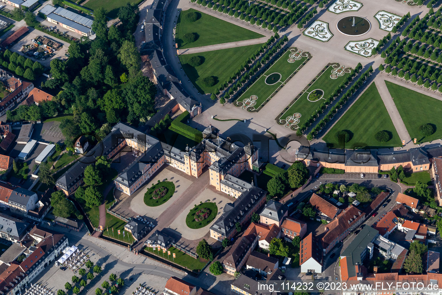 Luftaufnahme von Gebäudekomplex im Schloßpark von Schloß Schwetzingen Mittelbau und Arionbrunnen in Schwetzingen im Bundesland Baden-Württemberg, Deutschland