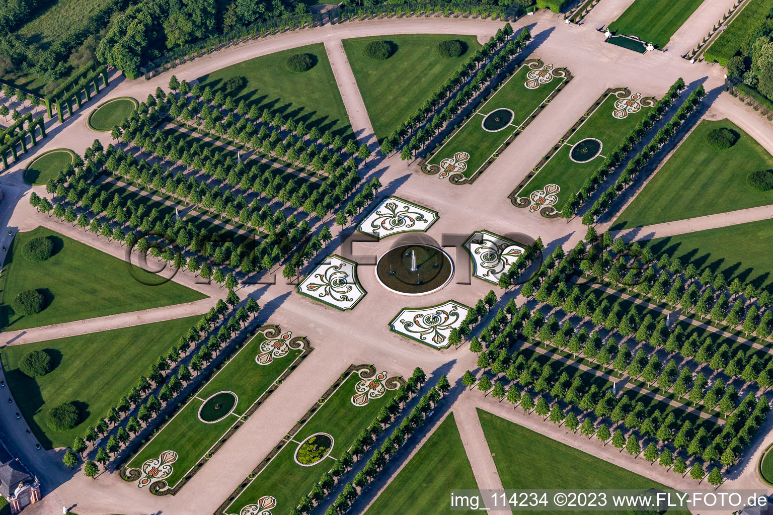 Runde Rokoko Parkanlage mit Laubengängen und Springbrunnen des Garten von Schloss Schwetzingen in Schwetzingen im Bundesland Baden-Württemberg, Deutschland