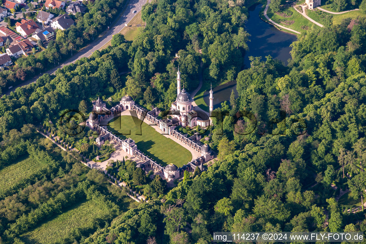 Luftbild von Gebäude der Moschee im Schlossgarten von Schwetzingen im Bundesland Baden-Württemberg, Deutschland