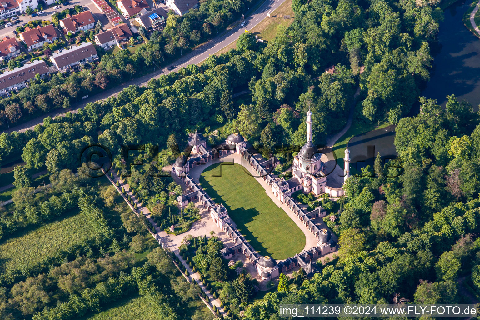 Luftaufnahme von Blick auf das Schloss Schwetzingen und den französische Barockgarten in Schwetzingen. Das Schloss diente den pfälzischen Kurfürsten als Sommerresidenz und wurde in seiner heutigen Form ab dem Jahr 1697 errichtet im Bundesland Baden-Württemberg, Deutschland