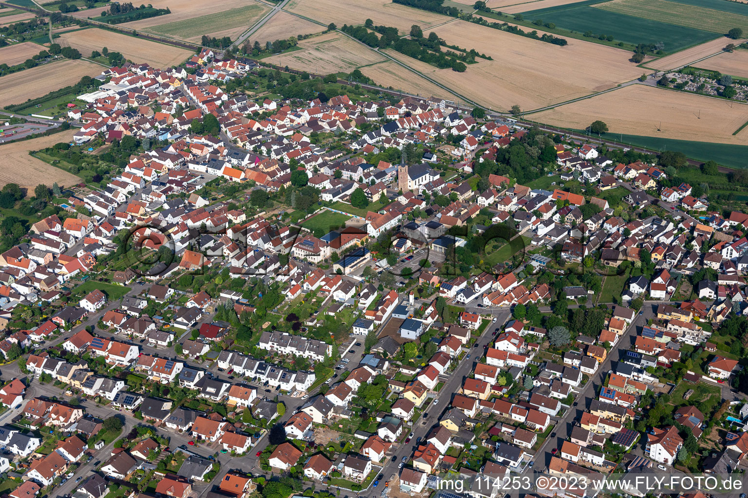Ortsteil Heiligenstein in Römerberg im Bundesland Rheinland-Pfalz, Deutschland aus der Luft betrachtet