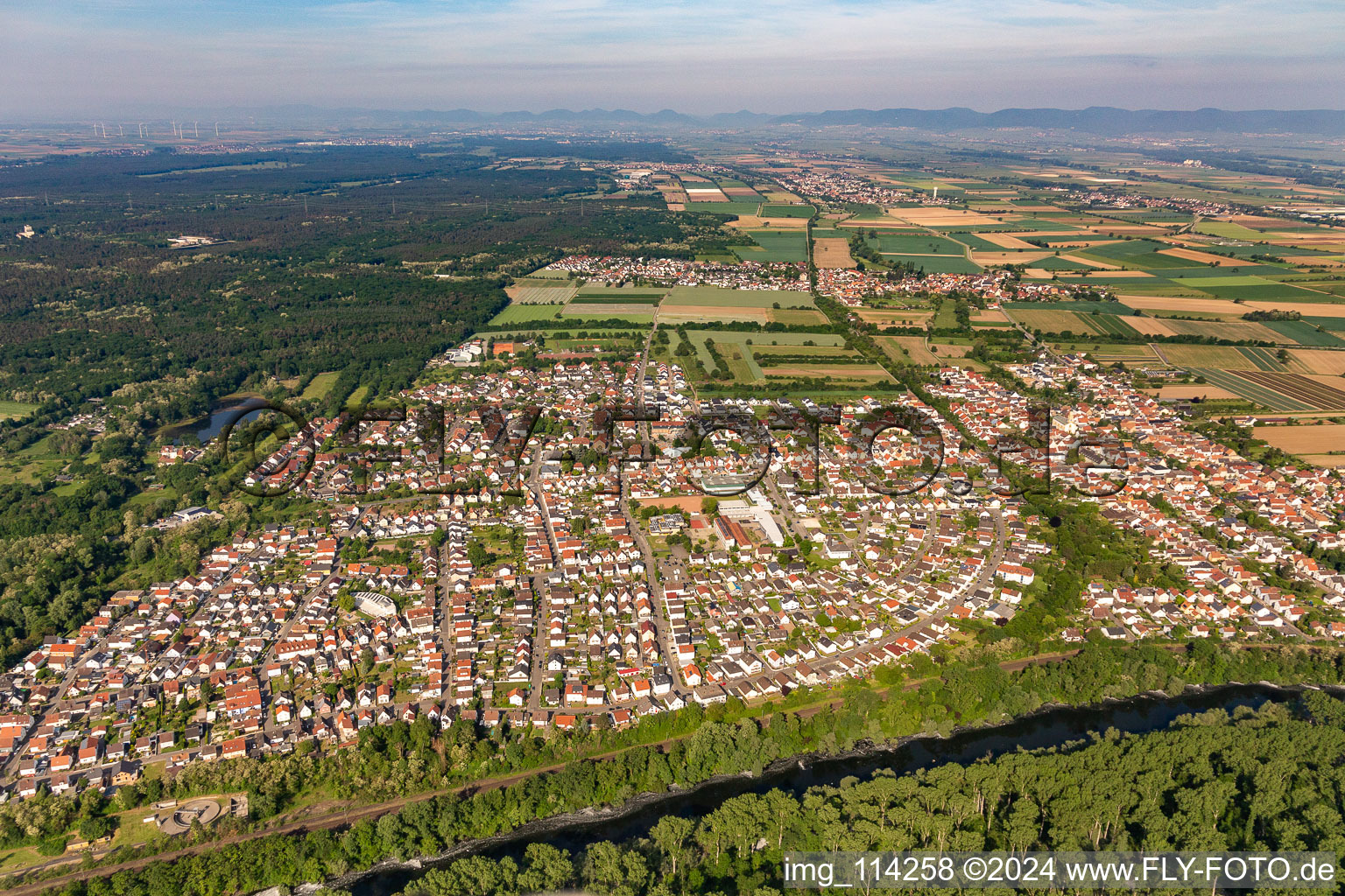 Schrägluftbild von Lingenfeld im Bundesland Rheinland-Pfalz, Deutschland