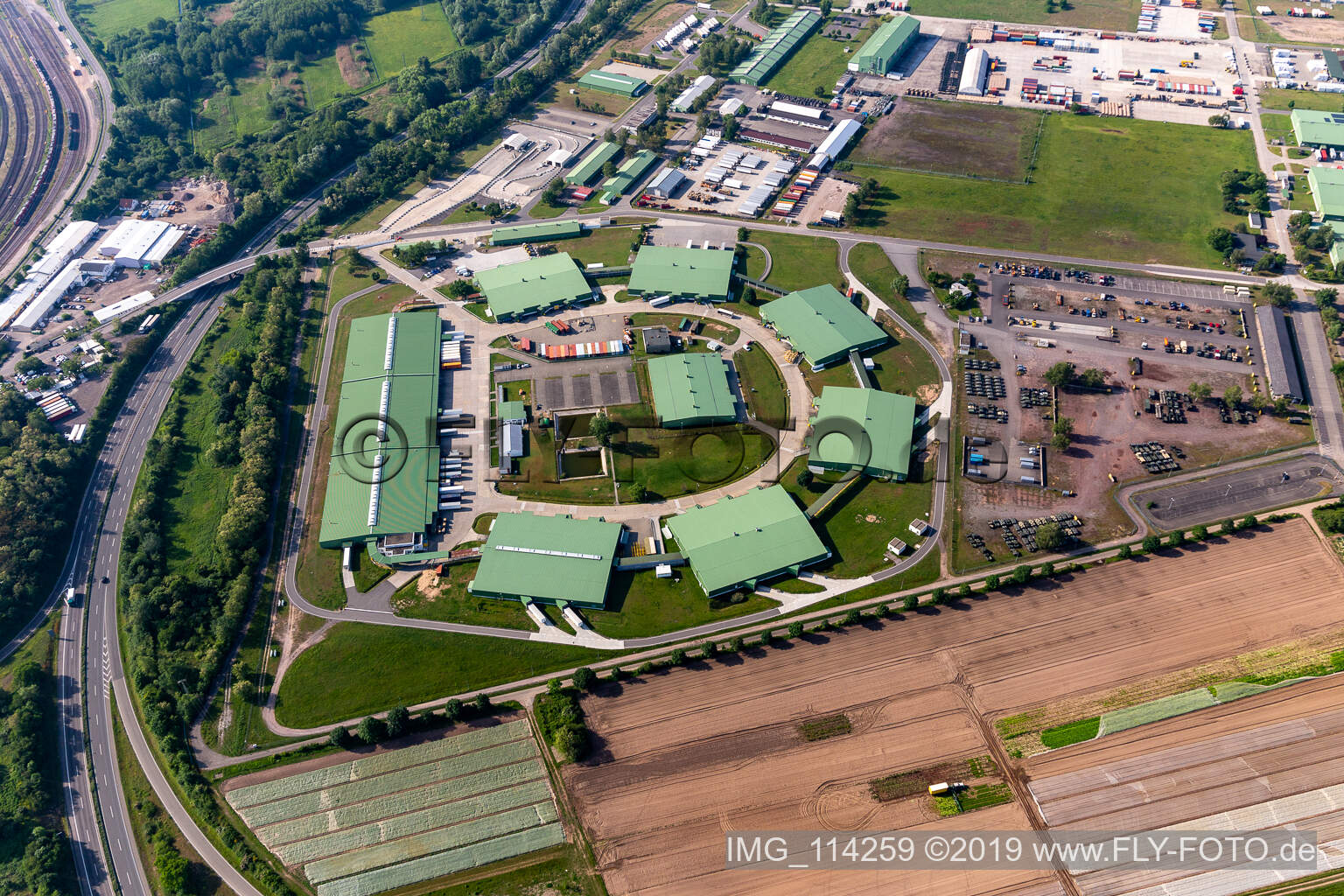 Luftaufnahme von Gebäudekomplex und Logistikzentrum des US-Army-Depot in Germersheim in Lingenfeld im Bundesland Rheinland-Pfalz, Deutschland