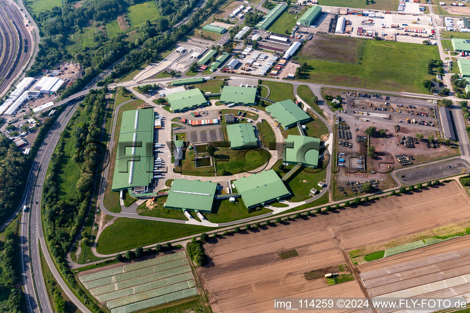 Luftaufnahme von Gebäudekomplex und Logistikzentrum des US-Army-Depot in Germersheim in Lingenfeld im Bundesland Rheinland-Pfalz, Deutschland