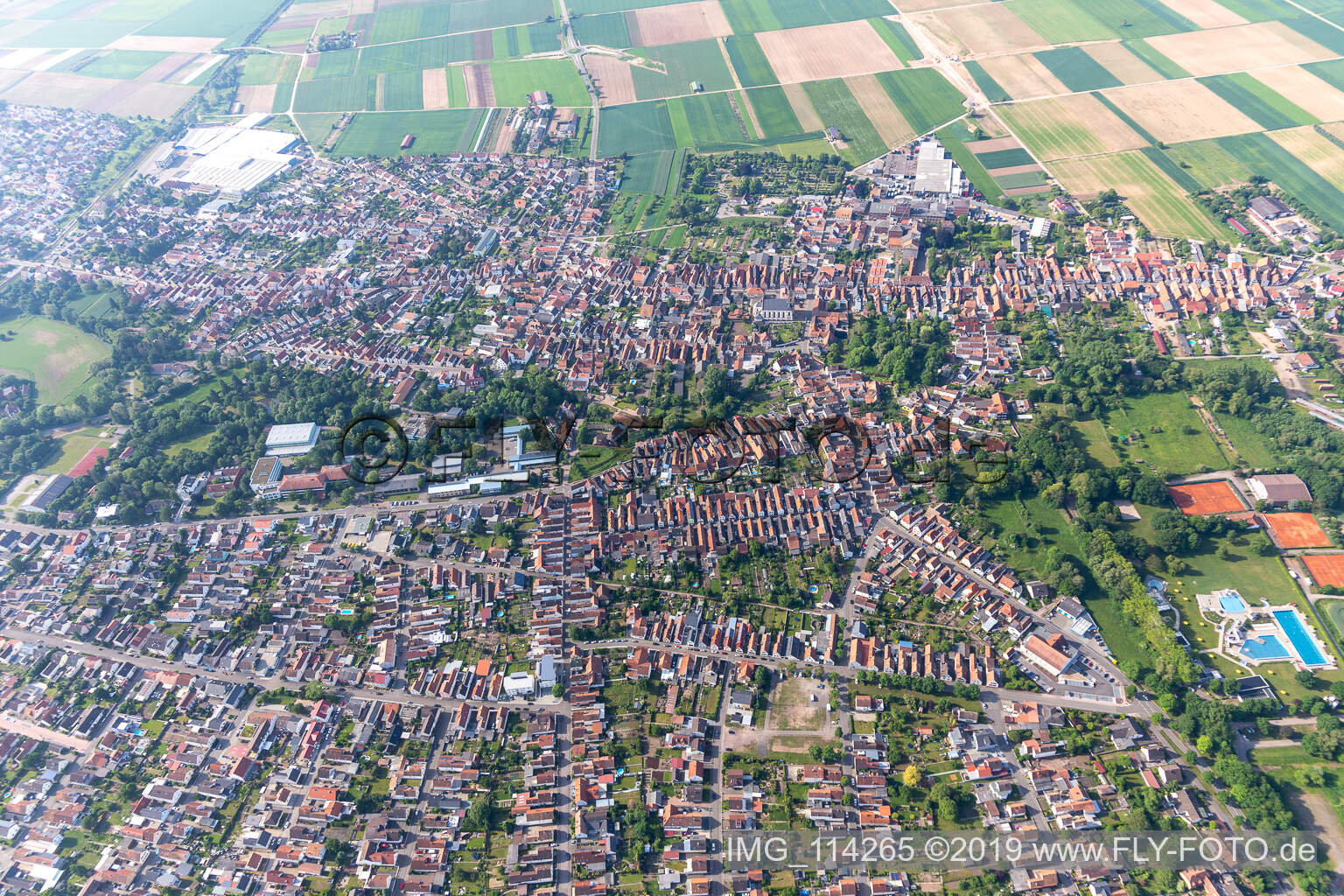 Bellheim im Bundesland Rheinland-Pfalz, Deutschland von oben gesehen