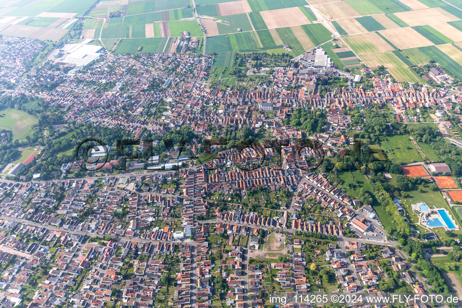 Bellheim im Bundesland Rheinland-Pfalz, Deutschland von einer Drohne aus