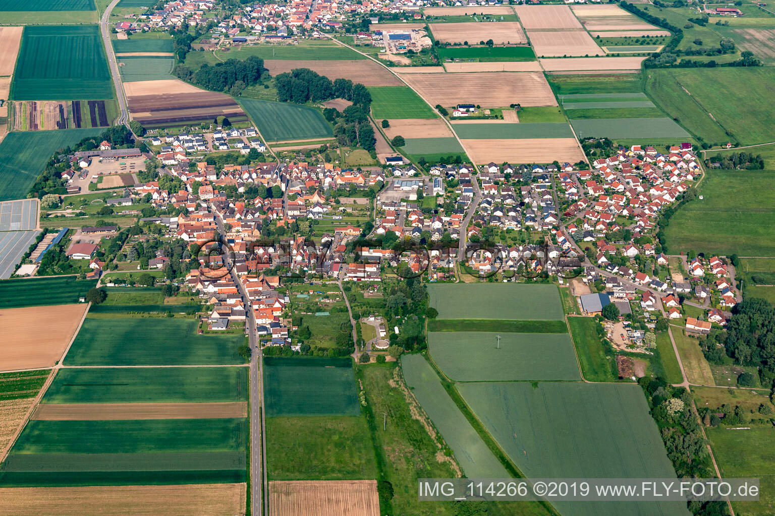 Luftbild von Ortsansicht am Rande von landwirtschaftlichen Feldern und Nutzflächen in Knittelsheim im Bundesland Rheinland-Pfalz, Deutschland