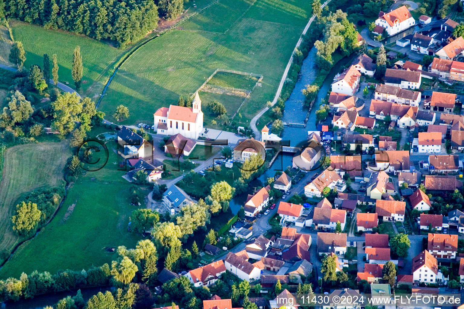 Luftbild von Kirchengebäude der St. Bartholomäus Kirche im Ortsteil Beuren an der Aach in Singen im Bundesland Baden-Württemberg, Deutschland