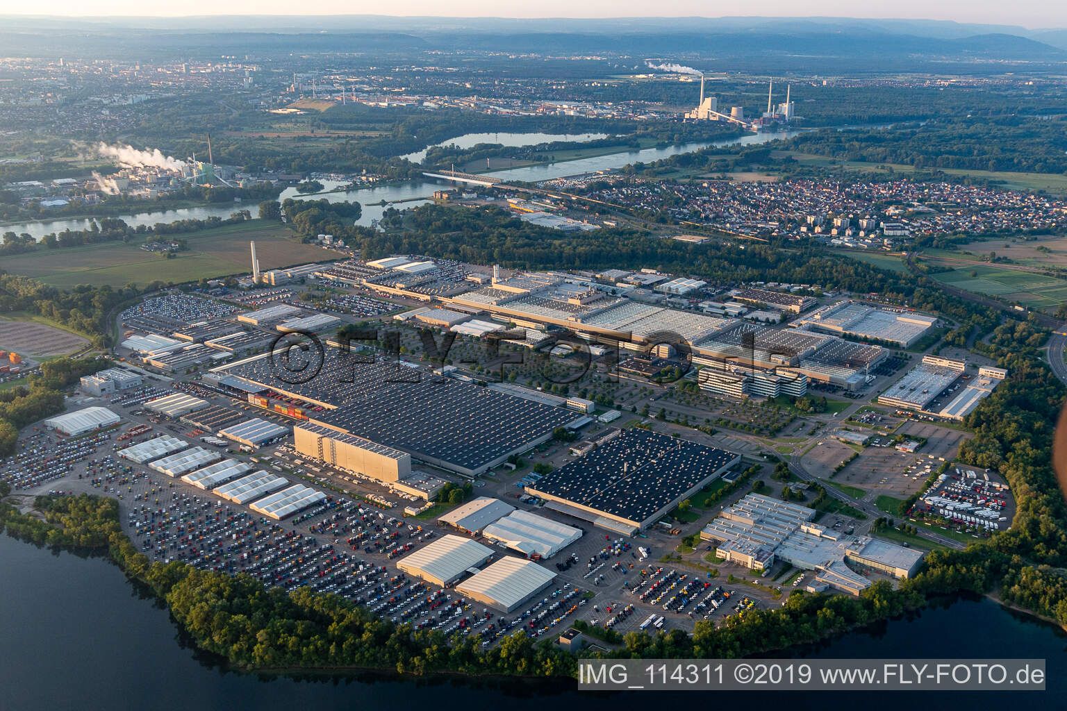 Luftbild von Daimler LKW Werk in Wörth am Rhein im Bundesland Rheinland-Pfalz, Deutschland